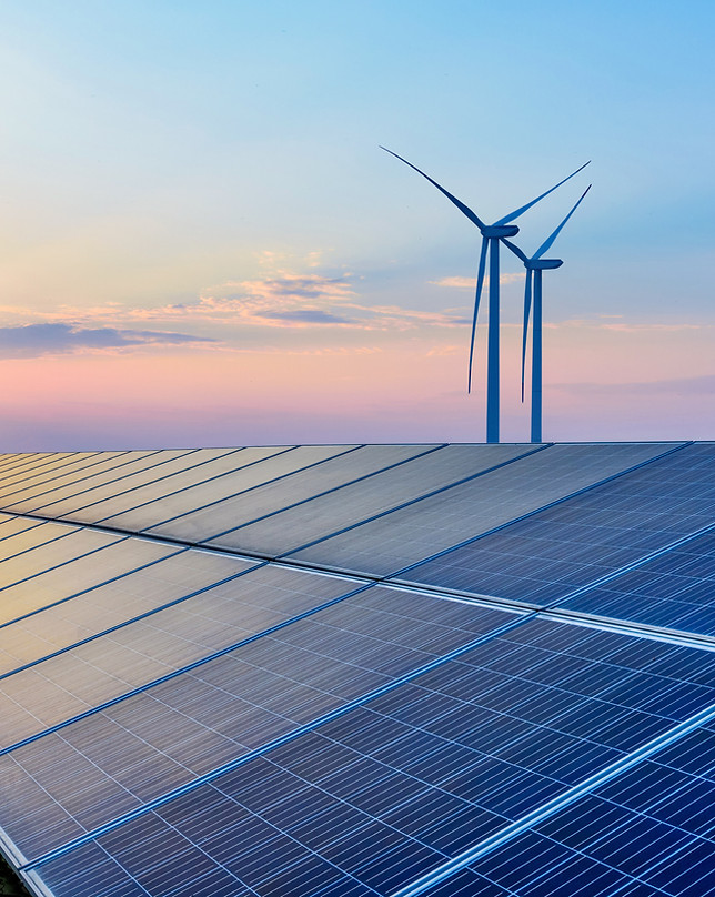 Solarpaneele und Turbinen